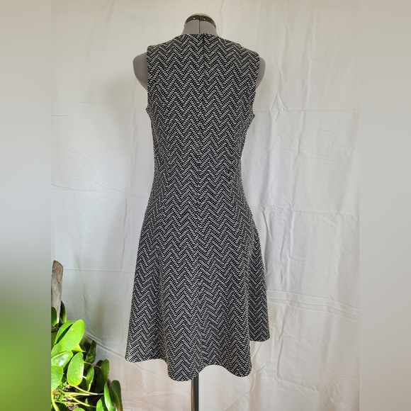 Black and white chevron knit dress size M - Picture 5 of 9